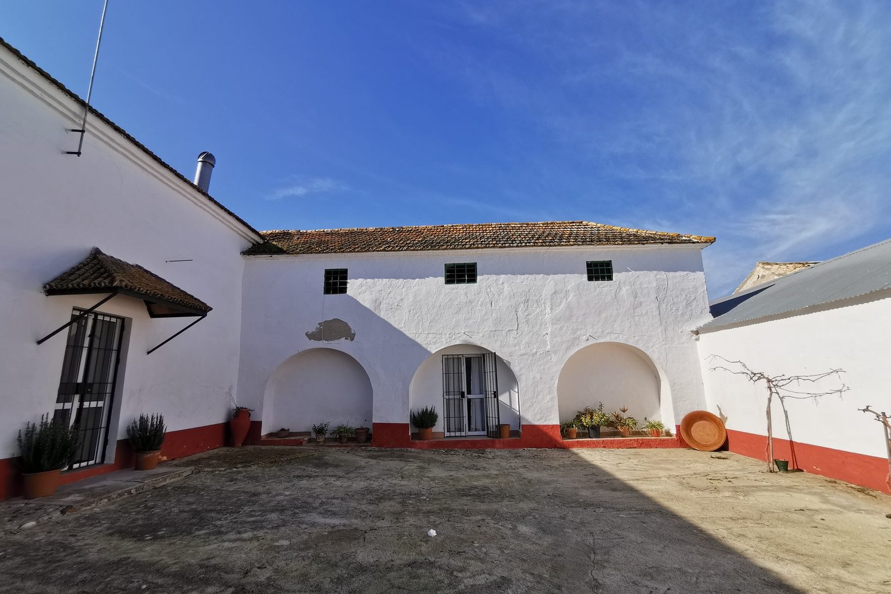 LEGALIDAD URBANÍSTICA Y REHABILITACIÓN DE CUBIERTAS EN CORTIJO · Cortijo del Río, Marchena (Sevilla) — patio del cuerpo principal