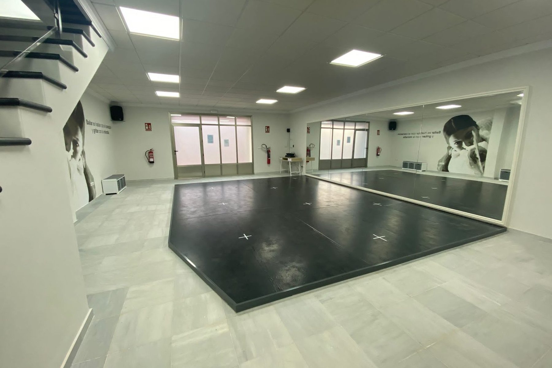 ADECUACIÓN DE NAVE INDUSTRIAL PARA ESCUELA DE BAILE FLAMENCO · undefined, Marchena (Sevilla) — zona de baile hacia el acceso