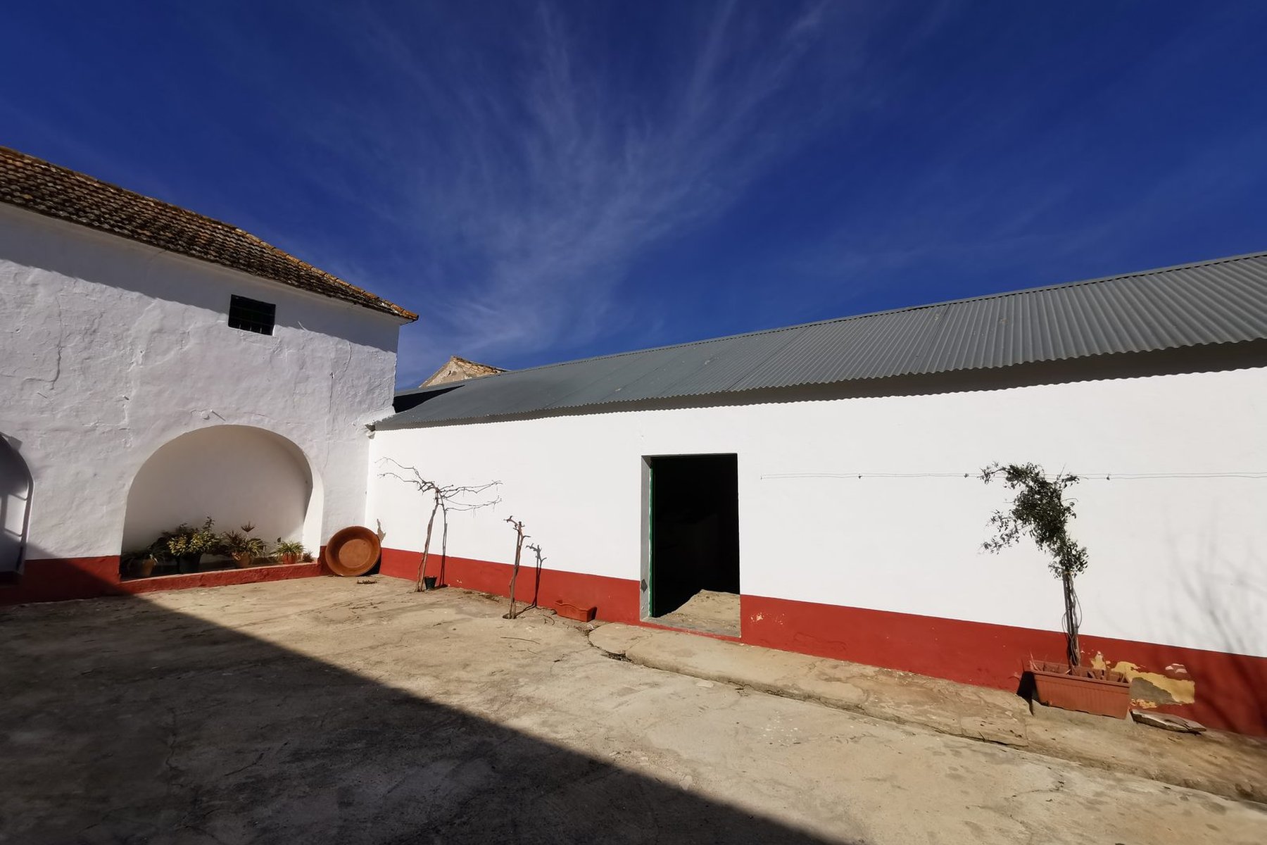 LEGALIDAD URBANÍSTICA Y REHABILITACIÓN DE CUBIERTAS EN CORTIJO · Cortijo del Río, Marchena (Sevilla) — patio del cuerpo principal