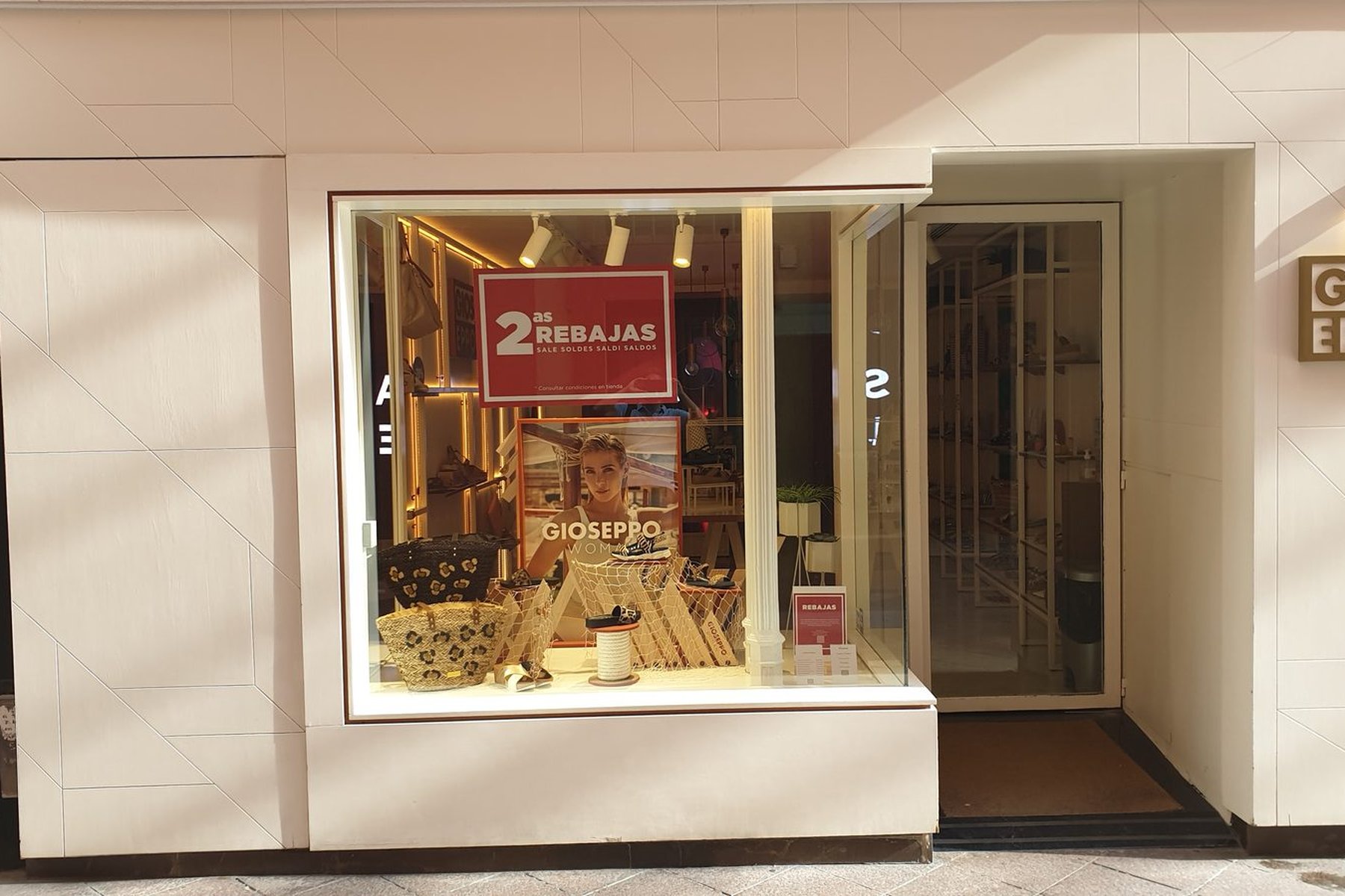 ADECUACIÓN DE LOCAL COMERCIAL · Sagasta 10, Sevilla — acceso y escaparate