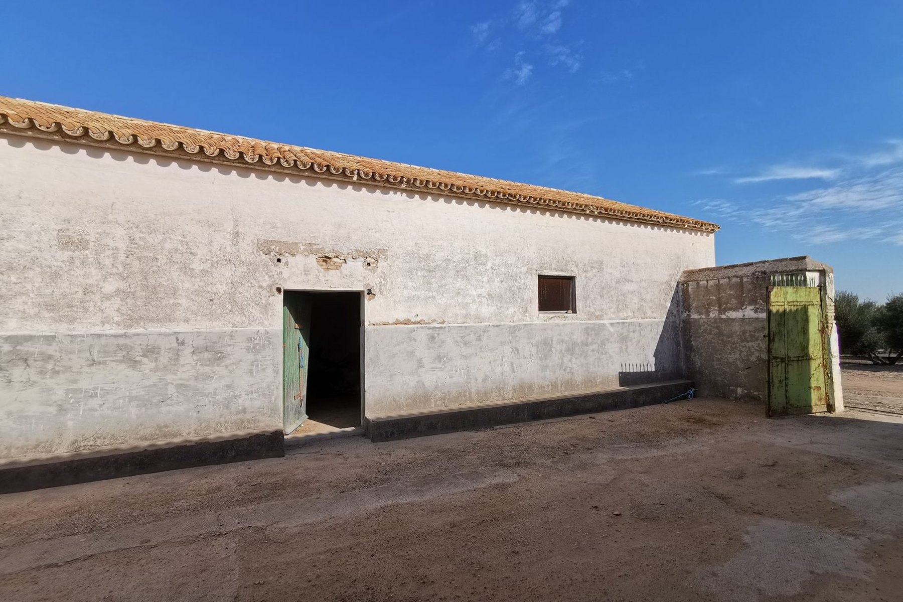 LEGALIDAD URBANÍSTICA Y REHABILITACIÓN DE CUBIERTAS EN CORTIJO · Cortijo del Río, Marchena (Sevilla) — patio de naves
