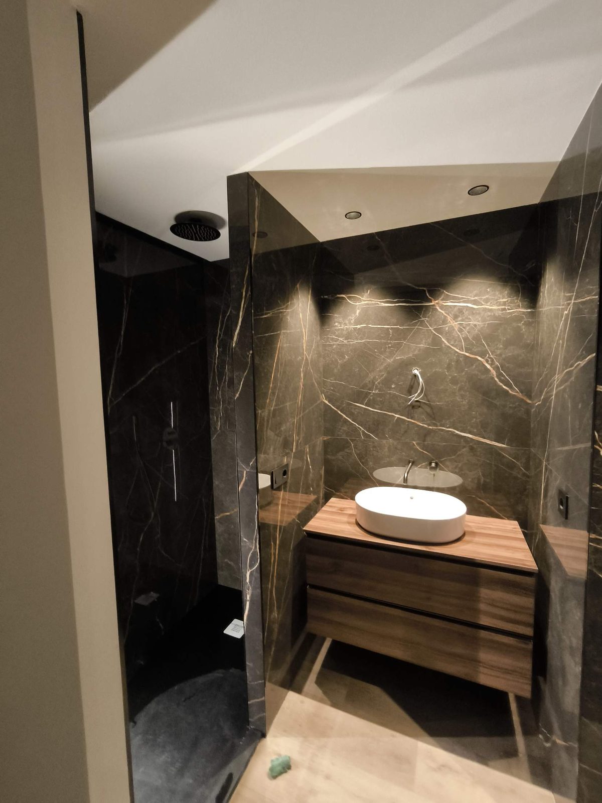 Pedro Tafur 1 (Sevilla), baño, lavabo y ducha