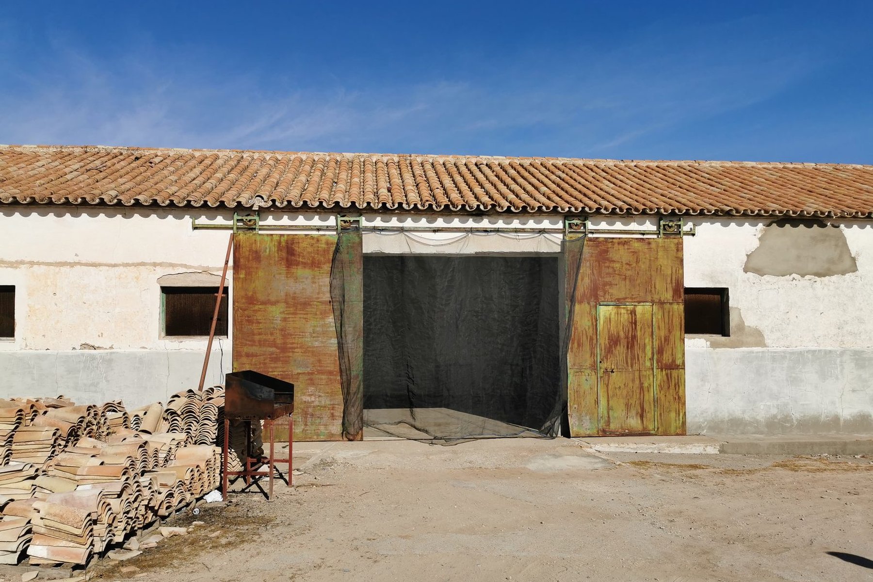 LEGALIDAD URBANÍSTICA Y REHABILITACIÓN DE CUBIERTAS EN CORTIJO · Cortijo del Río, Marchena (Sevilla) — nave de almacén