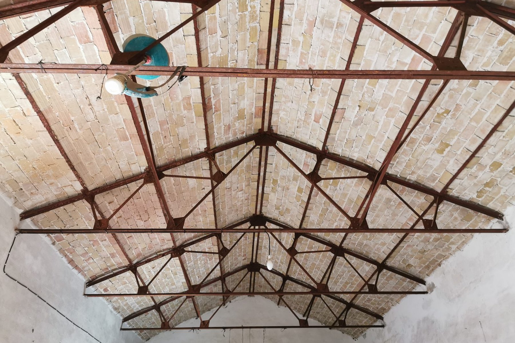 LEGALIDAD URBANÍSTICA Y REHABILITACIÓN DE CUBIERTAS EN CORTIJO · Cortijo del Río, Marchena (Sevilla) — cerchas metálicas de almacén