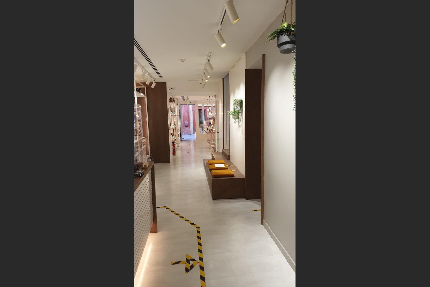 ADECUACIÓN DE LOCAL COMERCIAL · Sagasta 10, Sevilla — zona de ventas hacia la entrada