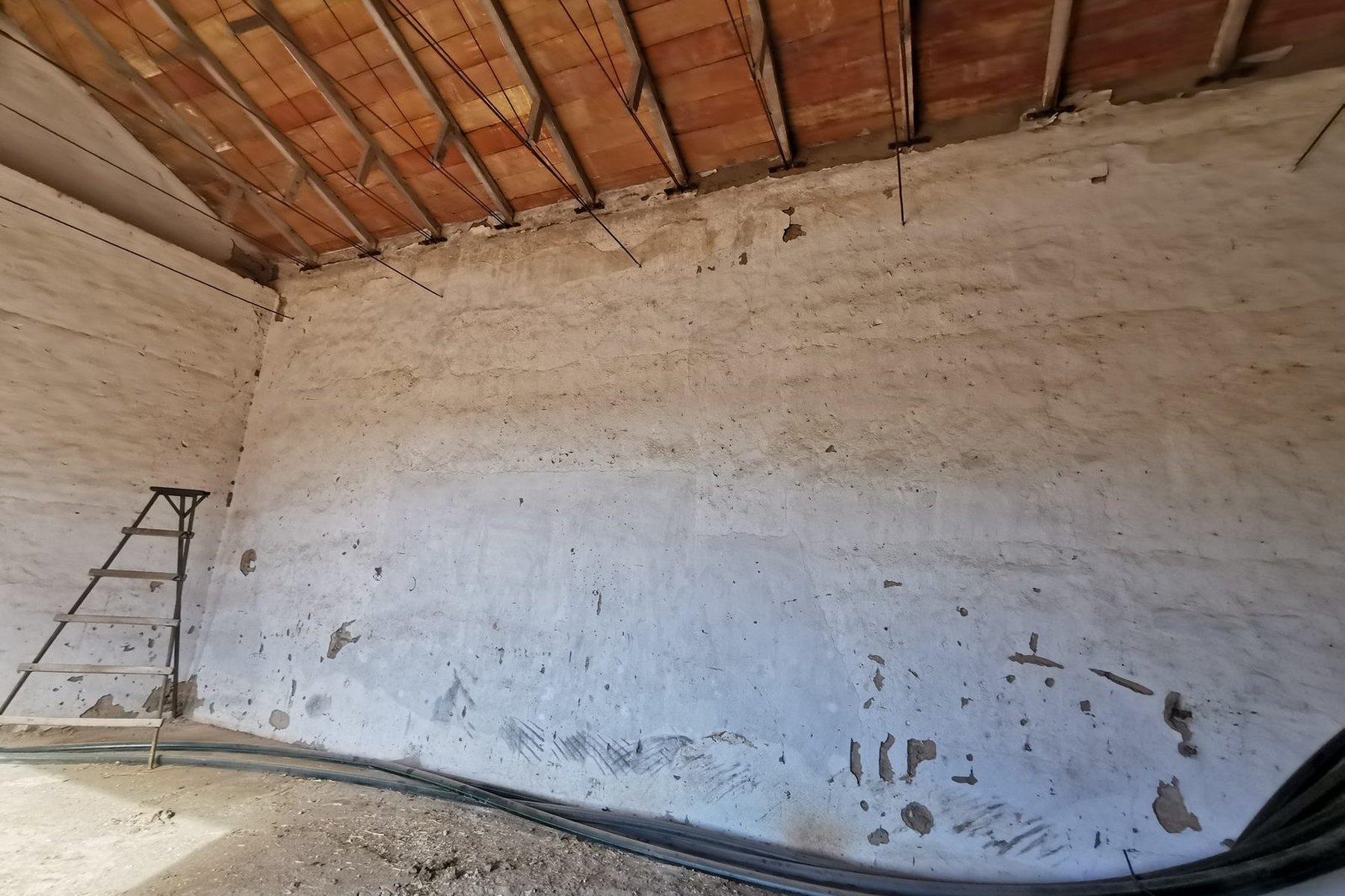 LEGALIDAD URBANÍSTICA Y REHABILITACIÓN DE CUBIERTAS EN CORTIJO · Cortijo del Río, Marchena (Sevilla) — nave con cubierta de teja