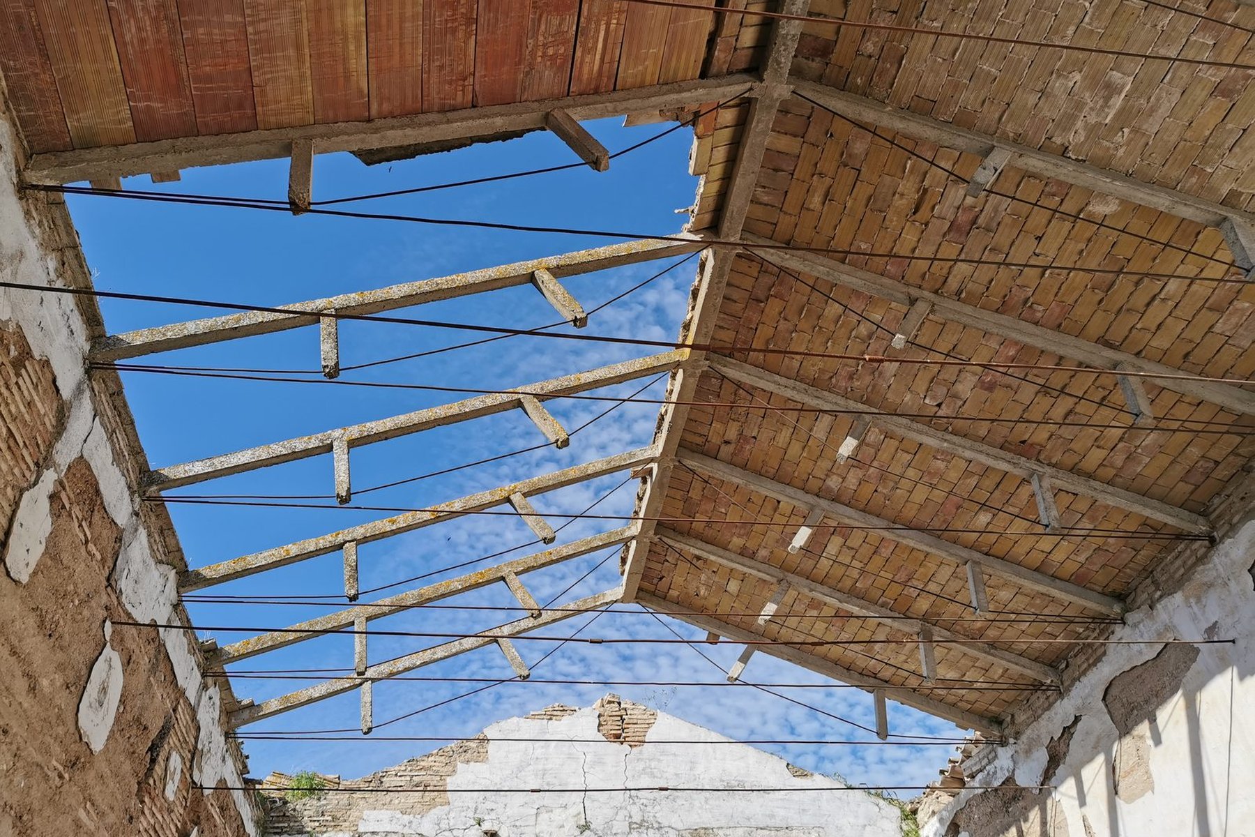 LEGALIDAD URBANÍSTICA Y REHABILITACIÓN DE CUBIERTAS EN CORTIJO · Cortijo del Río, Marchena (Sevilla) — cubierta de teja deteriorada