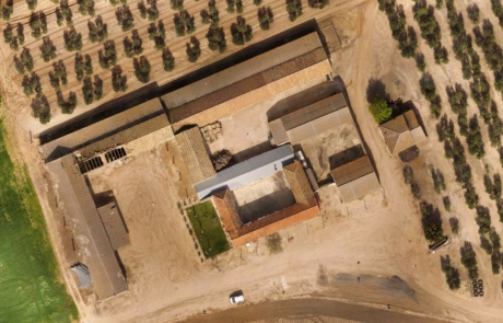 LEGALIDAD URBANÍSTICA Y REHABILITACIÓN DE CUBIERTAS EN CORTIJO · Cortijo del Río, Marchena (Sevilla) — vista aérea, febrero de 2020